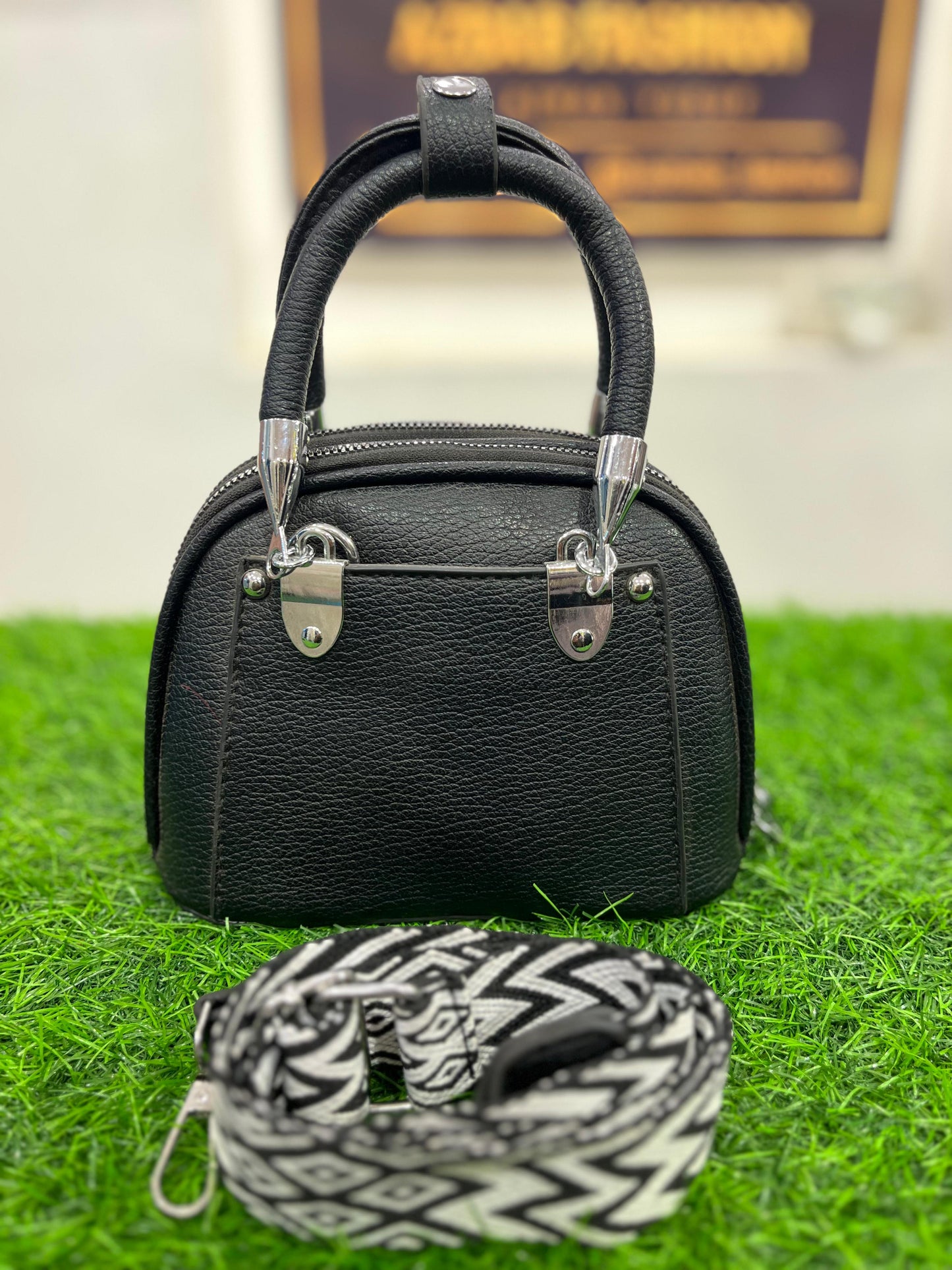 Elegant Black Shoulder Purse/Bag with Sleek Handle – Perfect for Any Occasion