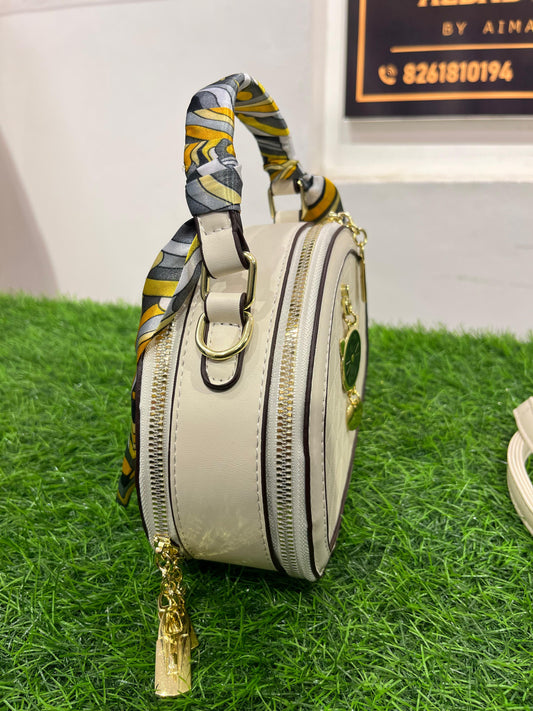 Elegant White Shoulder Purse/Bag with Sleek Handle – Perfect for Any Occasion