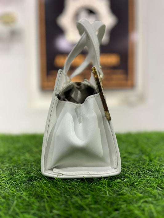 Elegant White Shoulder Purse/Bag with Sleek Handle – Perfect for Any Occasion