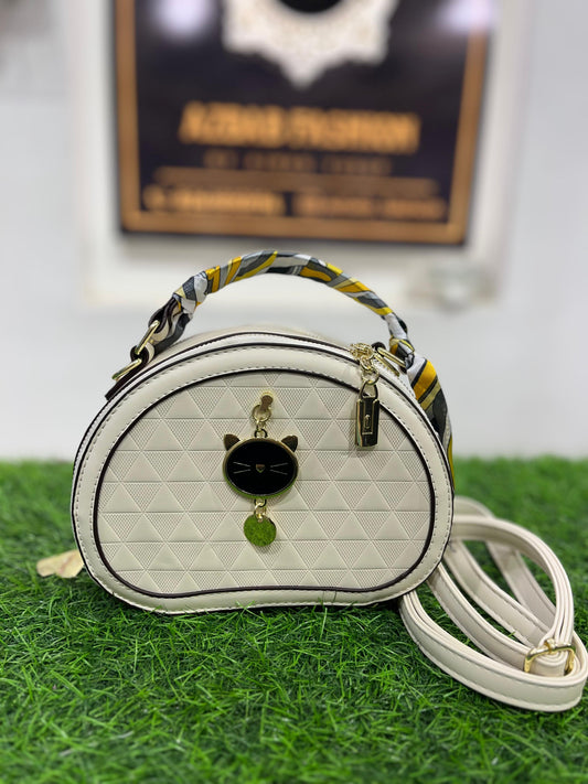 Elegant White Shoulder Purse/Bag with Sleek Handle – Perfect for Any Occasion
